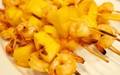 Brocheta piña y langostinos