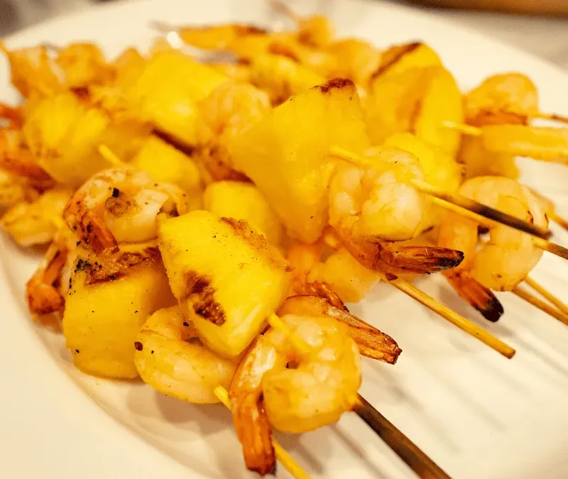 Brocheta piña y langostinos